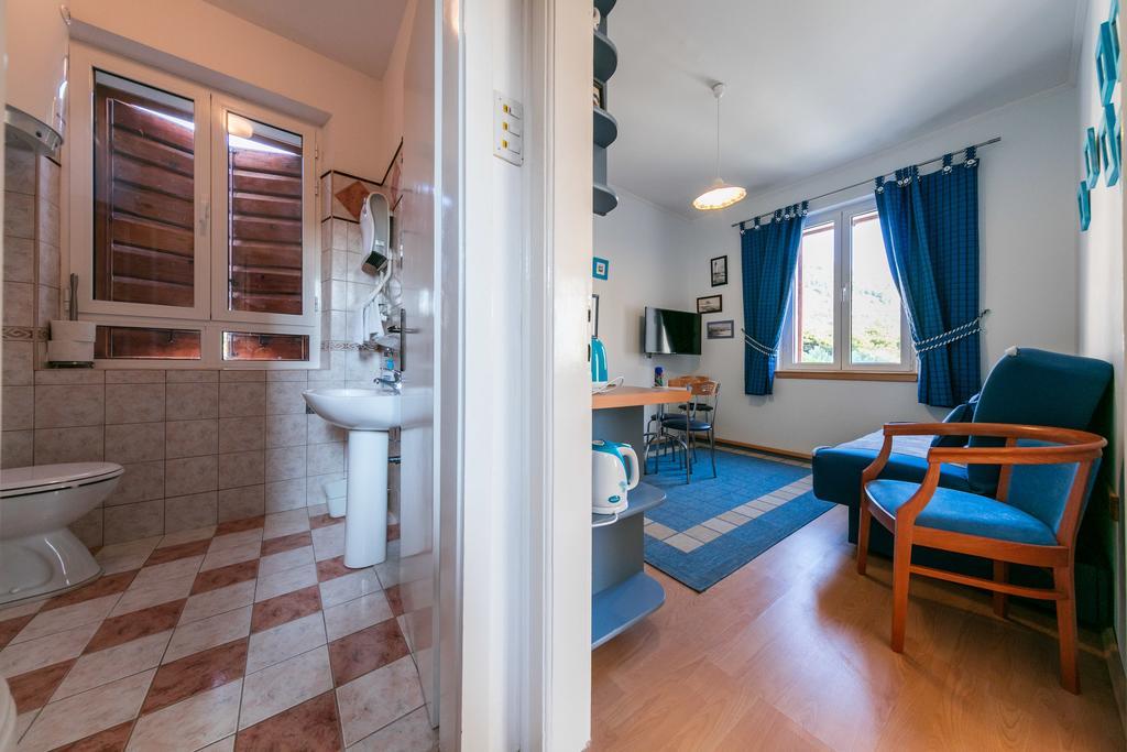 Apartments Kastelani Komiza Bagian luar foto