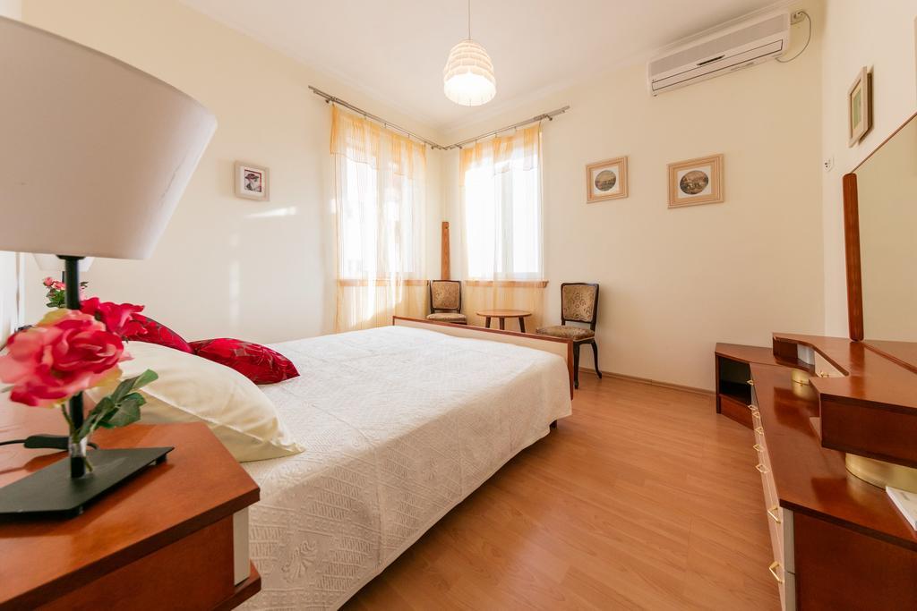 Apartments Kastelani Komiza Bagian luar foto