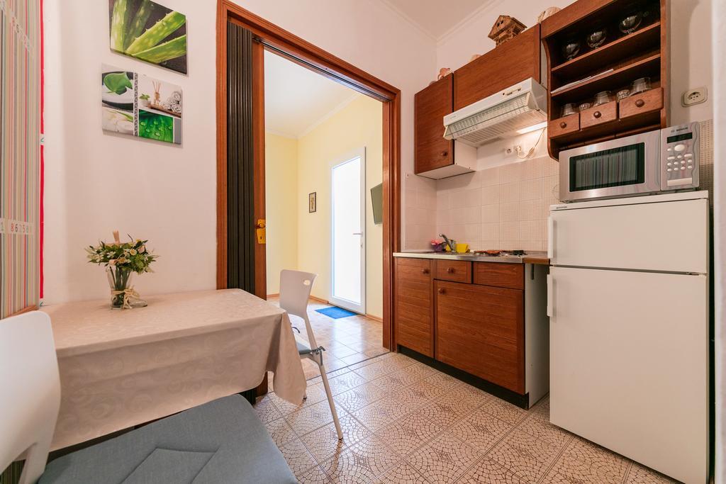 Apartments Kastelani Komiza Bagian luar foto
