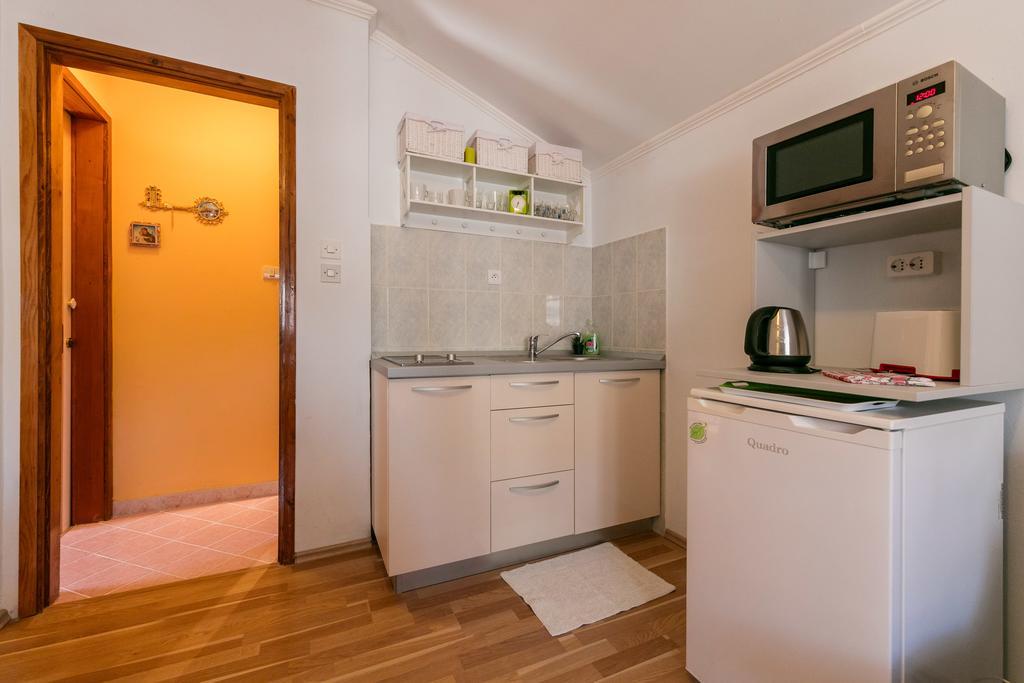 Apartments Kastelani Komiza Bagian luar foto