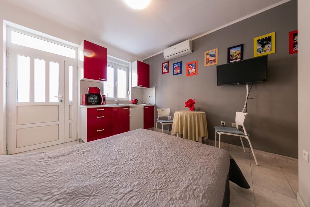 Apartments Kastelani Komiza Bagian luar foto