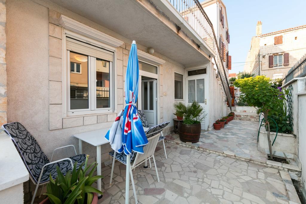 Apartments Kastelani Komiza Bagian luar foto
