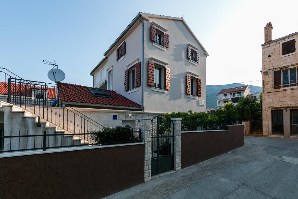 Apartments Kastelani Komiza Bagian luar foto