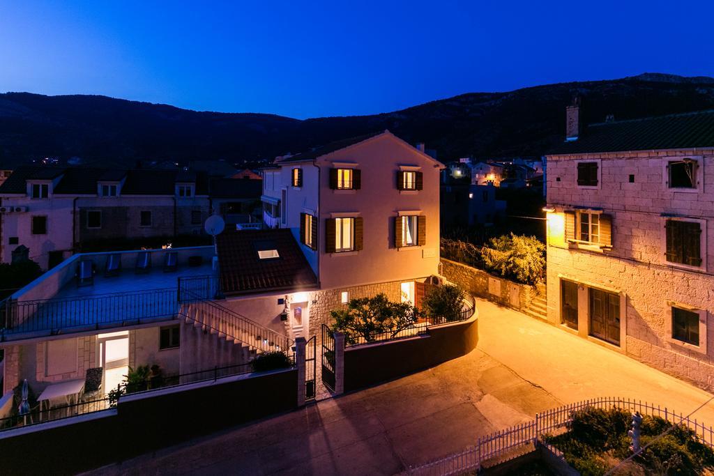 Apartments Kastelani Komiza Bagian luar foto