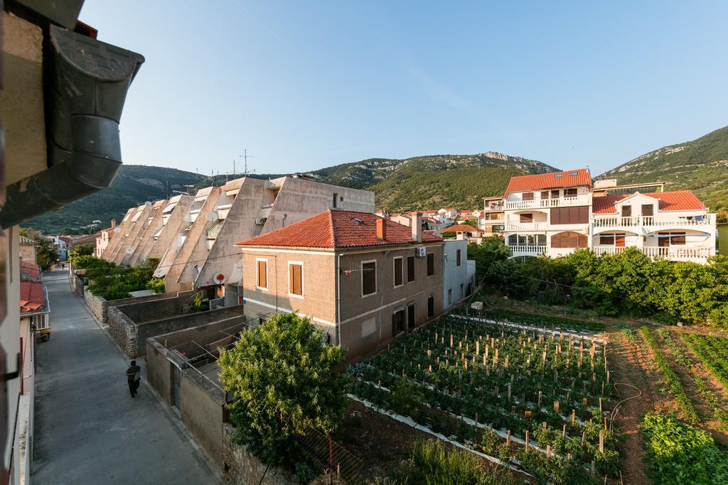 Apartments Kastelani Komiza Bagian luar foto