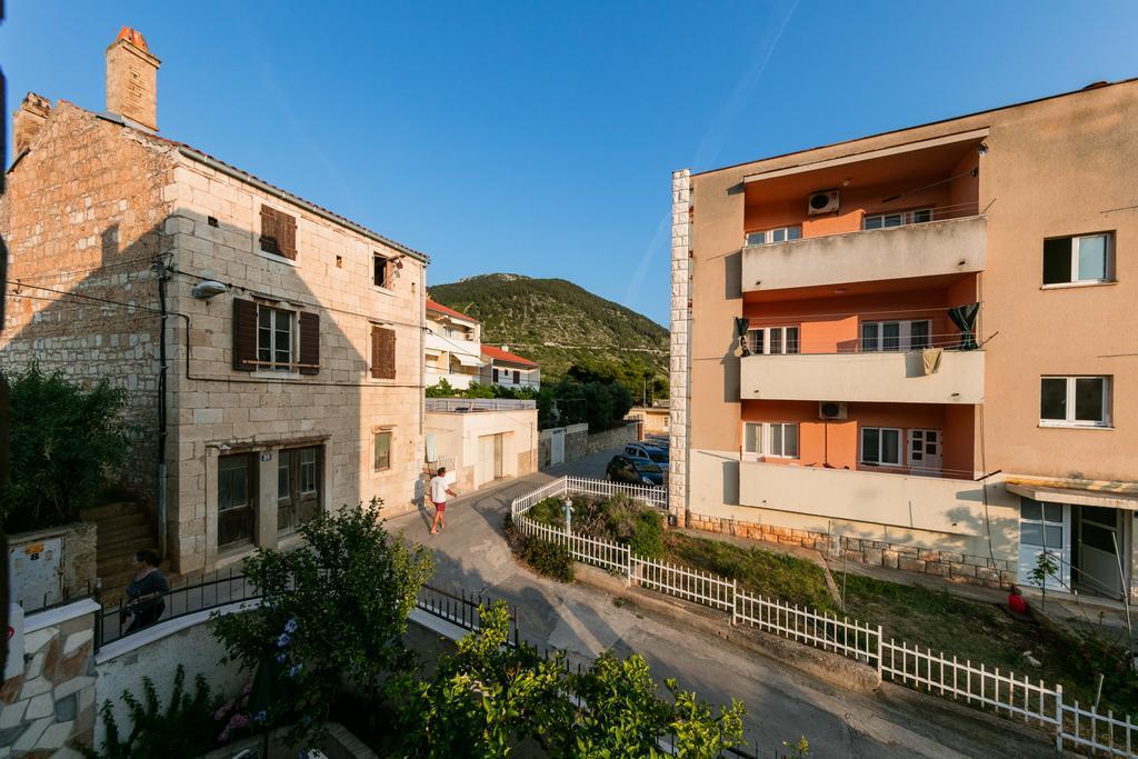 Apartments Kastelani Komiza Bagian luar foto