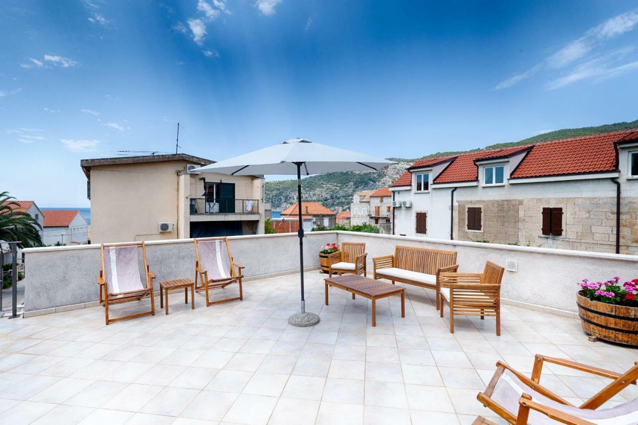 Apartments Kastelani Komiza Bagian luar foto